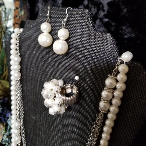 3pc Pearl set with necklace, earrings and ring - Picture 3 of 4